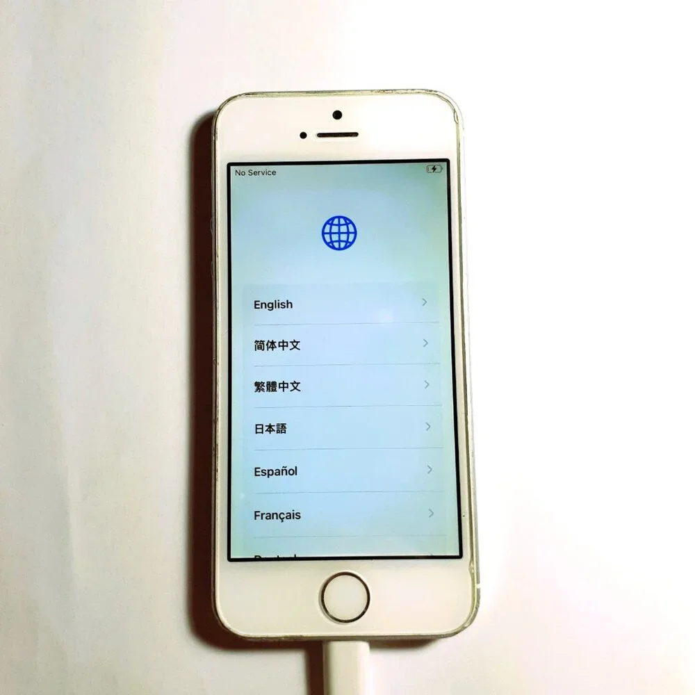 Apple iPhone SE 1st Generation (A1662 [WHITE-SILVER)-(Selling For parts only)
